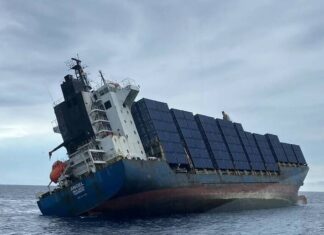 PORTACONTENEDORES DERRAMA CONTENEDORES VACIOS TRAS HUNDIRSE EN TAIWÁN