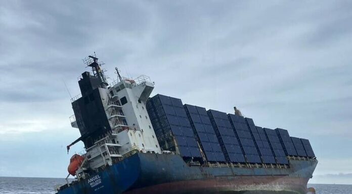 PORTACONTENEDORES DERRAMA CONTENEDORES VACIOS TRAS HUNDIRSE EN TAIWÁN