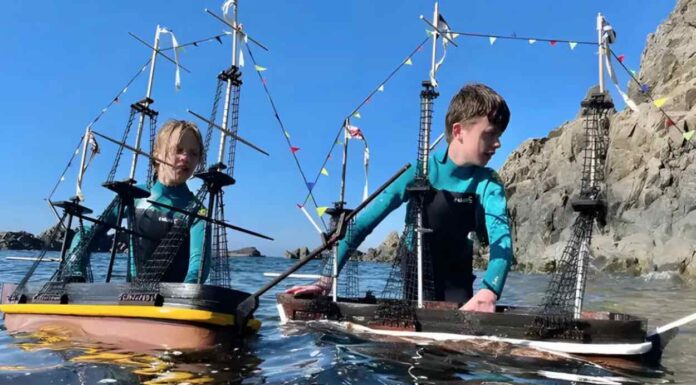 SON HERMANOS, ESTÁN MOTIVADOS Y QUIEREN CIRCUNNAVEGAR LA ANTÁRTIDA CON ESTOS DOS PEQUEÑOS BARCOS A ESCALA