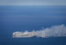 CON CASI 3.000 AUTOS EN SUS BODEGAS, ARDE UN CARGUERO EN EL MAR DEL NORTE