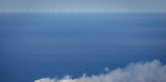 CON CASI 3.000 AUTOS EN SUS BODEGAS, ARDE UN CARGUERO EN EL MAR DEL NORTE