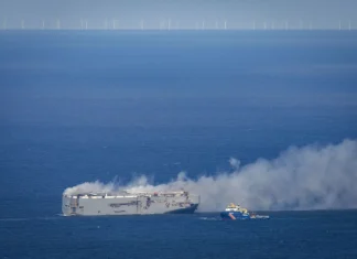 CON CASI 3.000 AUTOS EN SUS BODEGAS, ARDE UN CARGUERO EN EL MAR DEL NORTE