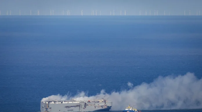 CON CASI 3.000 AUTOS EN SUS BODEGAS, ARDE UN CARGUERO EN EL MAR DEL NORTE