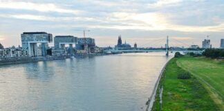 EL BAJO NIVEL DEL AGUA VUELVE A DIFICULTAR LA NAVEGACIÓN POR EL RÍO RIN EN ALEMANIA