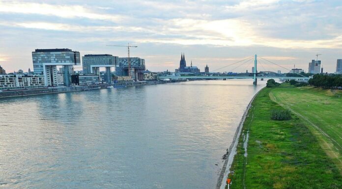 EL BAJO NIVEL DEL AGUA VUELVE A DIFICULTAR LA NAVEGACIÓN POR EL RÍO RIN EN ALEMANIA