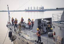 (VIDEO) UN BUQUE DE LA ARMADA CHOCÓ CONTRA UN BAR FLOTANTE EN EL RÍO PARANÁ CUANDO INTENTABA ACERCARSE AL PUERTO DE CORRIENTES