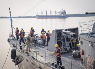 (VIDEO) UN BUQUE DE LA ARMADA CHOCÓ CONTRA UN BAR FLOTANTE EN EL RÍO PARANÁ CUANDO INTENTABA ACERCARSE AL PUERTO DE CORRIENTES