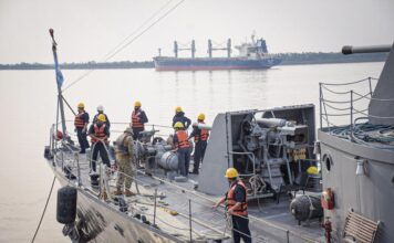 (VIDEO) UN BUQUE DE LA ARMADA CHOCÓ CONTRA UN BAR FLOTANTE EN EL RÍO PARANÁ CUANDO INTENTABA ACERCARSE AL PUERTO DE CORRIENTES