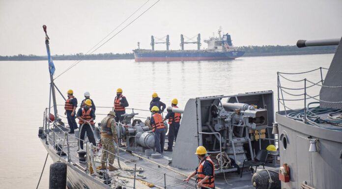 (VIDEO) UN BUQUE DE LA ARMADA CHOCÓ CONTRA UN BAR FLOTANTE EN EL RÍO PARANÁ CUANDO INTENTABA ACERCARSE AL PUERTO DE CORRIENTES