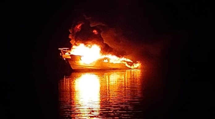 SE INCENDIÓ Y HUNDIÓ ANOCHE UN BARCO EN EL CANAL DEL ESTE