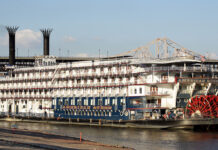 LOS BARCOS A VAPOR NO HAN MUERTO: ASÍ ES EL IMPRESIONANTE AMERICAN QUEEN, EL MAYOR BUQUE DE SU TIPO JAMÁS FABRICADO