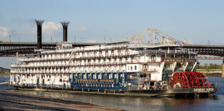 LOS BARCOS A VAPOR NO HAN MUERTO: ASÍ ES EL IMPRESIONANTE AMERICAN QUEEN, EL MAYOR BUQUE DE SU TIPO JAMÁS FABRICADO