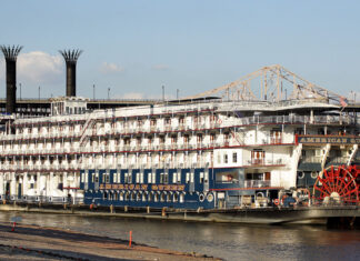 LOS BARCOS A VAPOR NO HAN MUERTO: ASÍ ES EL IMPRESIONANTE AMERICAN QUEEN, EL MAYOR BUQUE DE SU TIPO JAMÁS FABRICADO