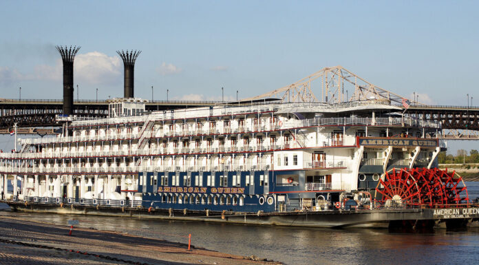 LOS BARCOS A VAPOR NO HAN MUERTO: ASÍ ES EL IMPRESIONANTE AMERICAN QUEEN, EL MAYOR BUQUE DE SU TIPO JAMÁS FABRICADO