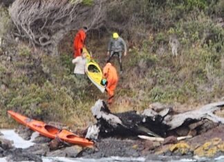 PREFECTURA RESCATÓ A DOS KAYAKISTAS EN USHUAIA