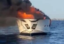 UN VORAZ INCENDIO DEVORA UN YATE DE LUJO EN LA COSTA DE FORMENTERA