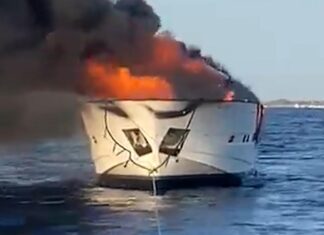 UN VORAZ INCENDIO DEVORA UN YATE DE LUJO EN LA COSTA DE FORMENTERA