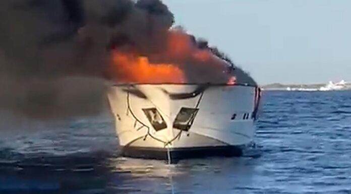 UN VORAZ INCENDIO DEVORA UN YATE DE LUJO EN LA COSTA DE FORMENTERA