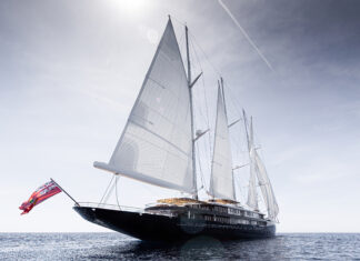 EL VELERO DE JEFF BEZOS Y SU FLOTILLA PRIVADA CONQUISTAN EL MEDITERRÁNEO