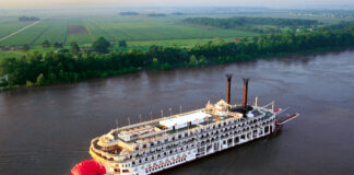 LOS BARCOS A VAPOR NO HAN MUERTO: ASÍ ES EL IMPRESIONANTE AMERICAN QUEEN, EL MAYOR BUQUE DE SU TIPO JAMÁS FABRICADO