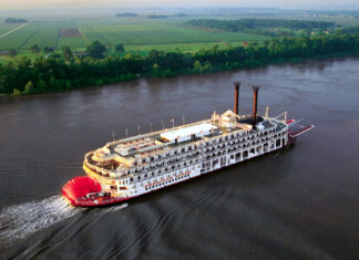 LOS BARCOS A VAPOR NO HAN MUERTO: ASÍ ES EL IMPRESIONANTE AMERICAN QUEEN, EL MAYOR BUQUE DE SU TIPO JAMÁS FABRICADO