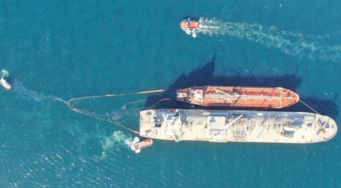 UN BARCO QUE REPOSTABA EN GIBRALTAR PROVOCA UN VERTIDO EN LA BAHÍA DE ALGECIRAS