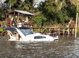 EL AGUA TAPO UN SPORT CRUISER EN EL RÍO SARMIENTO