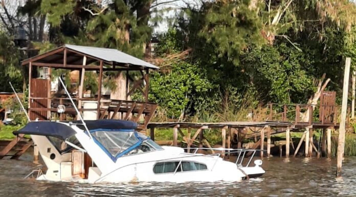 EL AGUA TAPO UN SPORT CRUISER EN EL RÍO SARMIENTO
