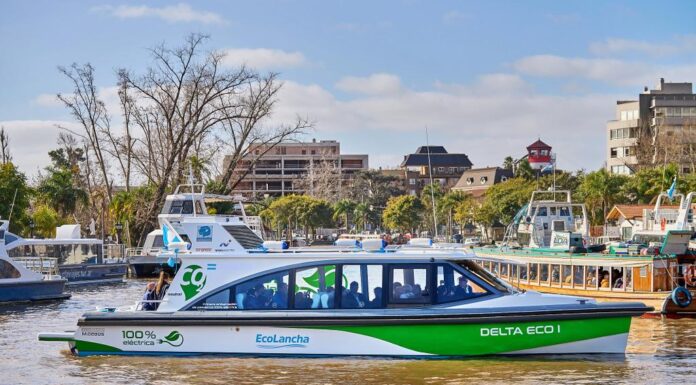 MALENA GALMARINI NAVEGÓ UNA LANCHA DE PASAJEROS ELÉCTRICA