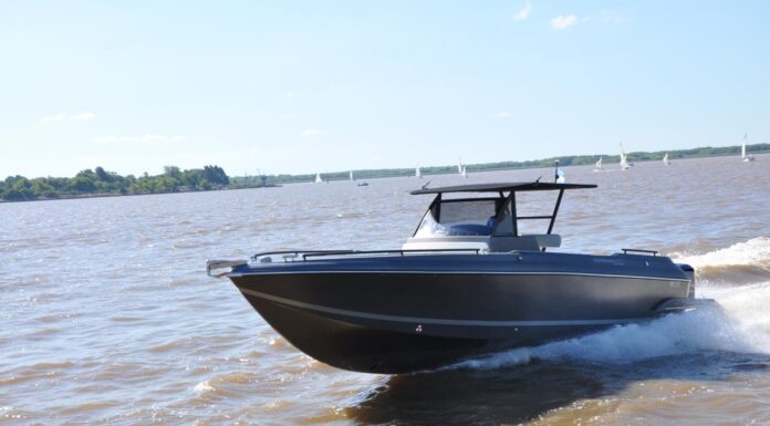 TV – HOY EN ESLORAS UNA AUTÉNTICA OFF SHORE, LA MEDITERRANEAN 380 CONSOLA CENTRAL