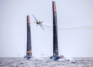 VIDEO – EL RASANTE Y ACROBÁTICO VUELO DE DARIO COSTA ENTRE DOS BARCOS DE LA COPA AMÉRICA