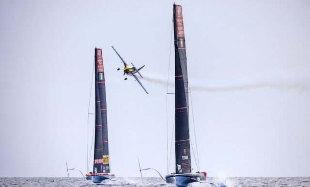 VIDEO – EL RASANTE Y ACROBÁTICO VUELO DE DARIO COSTA ENTRE DOS BARCOS DE LA COPA AMÉRICA