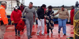 PREFECTURA RESCATÓ A TRES TRIPULANTES DE UNA LANCHA QUE SE HUNDIÓ FRENTE A BAHÍA BLANCA