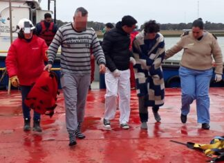 PREFECTURA RESCATÓ A TRES TRIPULANTES DE UNA LANCHA QUE SE HUNDIÓ FRENTE A BAHÍA BLANCA