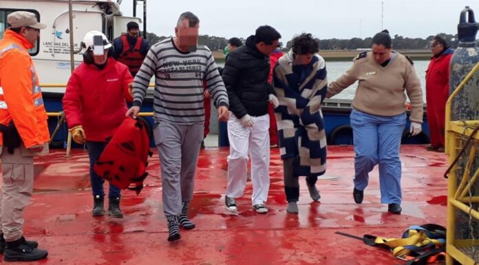 PREFECTURA RESCATÓ A TRES TRIPULANTES DE UNA LANCHA QUE SE HUNDIÓ FRENTE A BAHÍA BLANCA