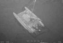 LA ODISEA DEL TRIMARÁN RUSO NO ACABA, AHORA FUERON ATACADOS POR TIBURONES EN MEDIO DEL PACÍFICO TENIENDO QUE ABANDONAR NUEVAMENTE EL BARCO Y SER RESCATADOS