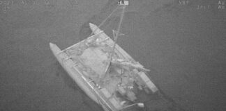 LA ODISEA DEL TRIMARÁN RUSO NO ACABA, AHORA FUERON ATACADOS POR TIBURONES EN MEDIO DEL PACÍFICO TENIENDO QUE ABANDONAR NUEVAMENTE EL BARCO Y SER RESCATADOS