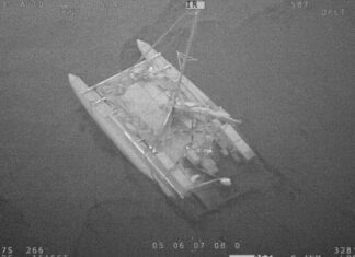 LA ODISEA DEL TRIMARÁN RUSO NO ACABA, AHORA FUERON ATACADOS POR TIBURONES EN MEDIO DEL PACÍFICO TENIENDO QUE ABANDONAR NUEVAMENTE EL BARCO Y SER RESCATADOS