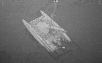 LA ODISEA DEL TRIMARÁN RUSO NO ACABA, AHORA FUERON ATACADOS POR TIBURONES EN MEDIO DEL PACÍFICO TENIENDO QUE ABANDONAR NUEVAMENTE EL BARCO Y SER RESCATADOS