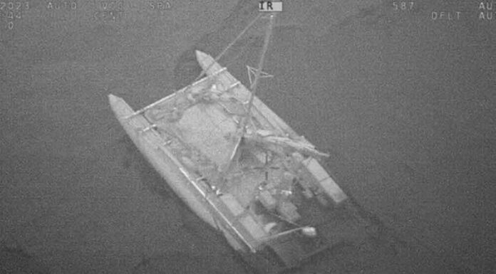 LA ODISEA DEL TRIMARÁN RUSO NO ACABA, AHORA FUERON ATACADOS POR TIBURONES EN MEDIO DEL PACÍFICO TENIENDO QUE ABANDONAR NUEVAMENTE EL BARCO Y SER RESCATADOS