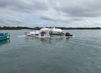 EMBARCACIÓN DE TURISMO NAUFRAGA EN GALÁPAGOS, LANCHA DE LA ARMADA SE HUNDE EN MEDIO DEL RESCATE