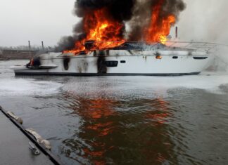 VIDEOS – SE INCENDIÓ UN YATE CON FLY DE 62 PIES EN NORDELTA