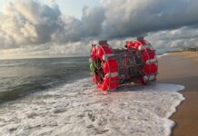 LA POLICIA DETIENE A UN HOMBRE TRAS PRETENDER CRUZAR EL ATLÁNTICO CON UN BARCO EN FORMA DE RUEDA DE HÁMSTER