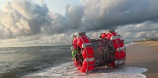 LA POLICIA DETIENE A UN HOMBRE TRAS PRETENDER CRUZAR EL ATLÁNTICO CON UN BARCO EN FORMA DE RUEDA DE HÁMSTER
