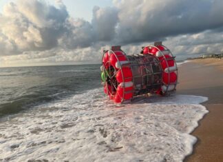 LA POLICIA DETIENE A UN HOMBRE TRAS PRETENDER CRUZAR EL ATLÁNTICO CON UN BARCO EN FORMA DE RUEDA DE HÁMSTER