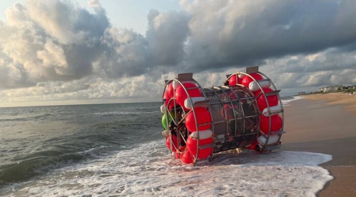 LA POLICIA DETIENE A UN HOMBRE TRAS PRETENDER CRUZAR EL ATLÁNTICO CON UN BARCO EN FORMA DE RUEDA DE HÁMSTER