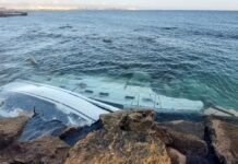 RESCATAN A TRES PERSONAS DE UN VELERO QUE ENCALLÓ EN EL CASTILLO DE SAN SEBASTIÁN EN CÁDIZ