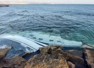 RESCATAN A TRES PERSONAS DE UN VELERO QUE ENCALLÓ EN EL CASTILLO DE SAN SEBASTIÁN EN CÁDIZ