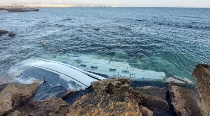 RESCATAN A TRES PERSONAS DE UN VELERO QUE ENCALLÓ EN EL CASTILLO DE SAN SEBASTIÁN EN CÁDIZ