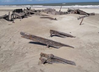 LA HISTORIA DEL BARCO ALEMÁN HNDIDO QUE ESTÁ ESCONDIDO EN LA PLAYA A 50 MINUTOS DE VILLA GESELL